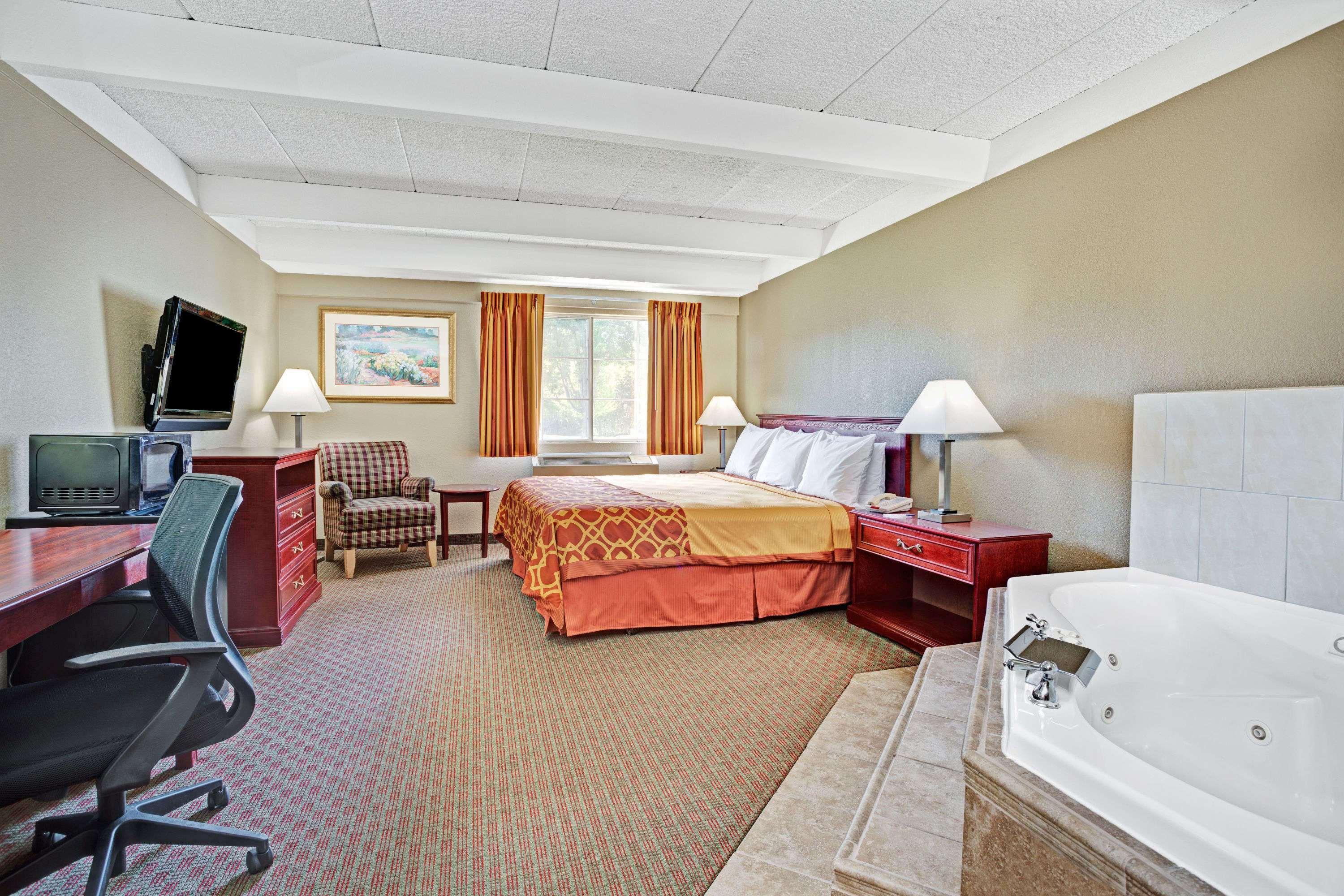 Travelodge By Wyndham Iowa City Exteriör bild