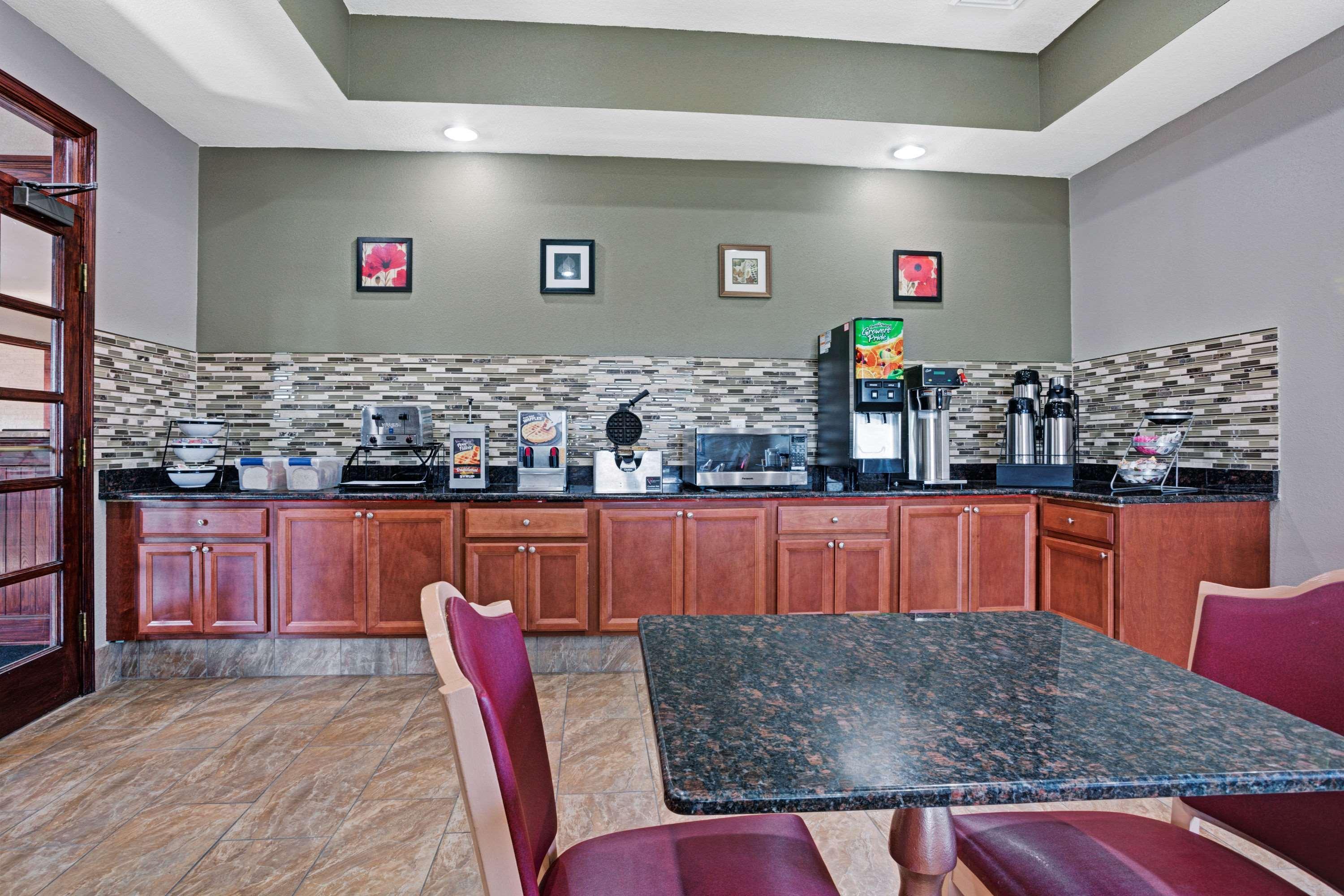 Travelodge By Wyndham Iowa City Exteriör bild